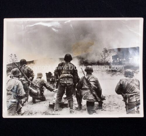 (Pressphoto) SS Ein Dorf mit Heckenschützebn wird in Brand geschossen (18,5 x 13 cm) (1941) - rare