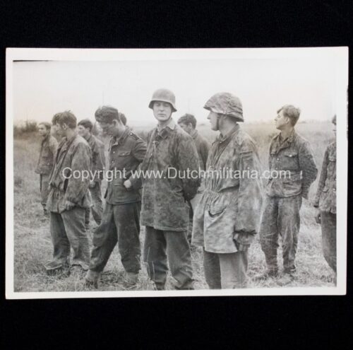 (Pressphoto) Captured Normandy 12.SS-Panzer-Division "Hitlerjugend" members (16,5 x 12 cm) showing a SS smock in palmen camo- very rare
