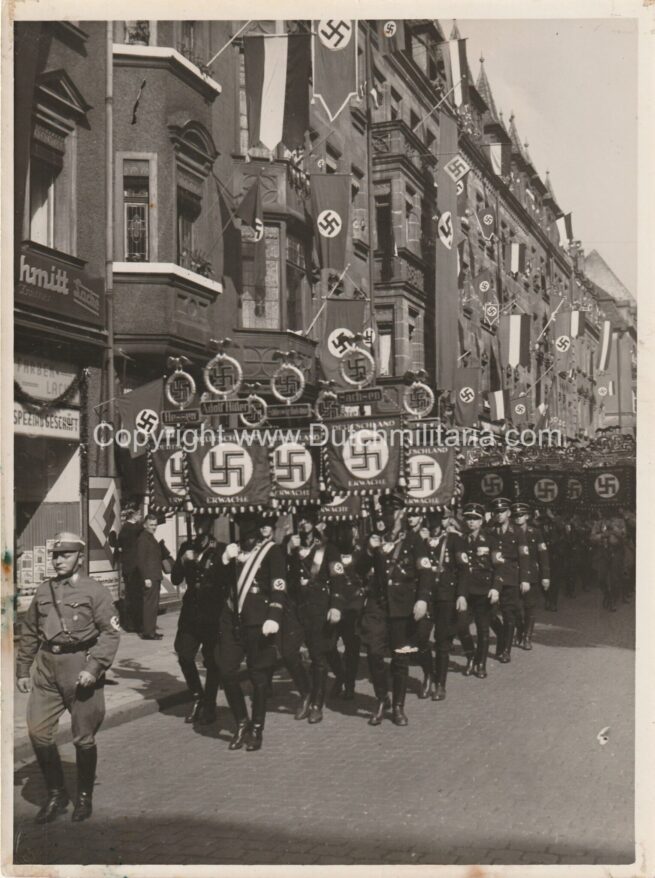 (Pressphoto) Marsch with Deutschland Erwache Standarten (24 x 18 cm) - large size