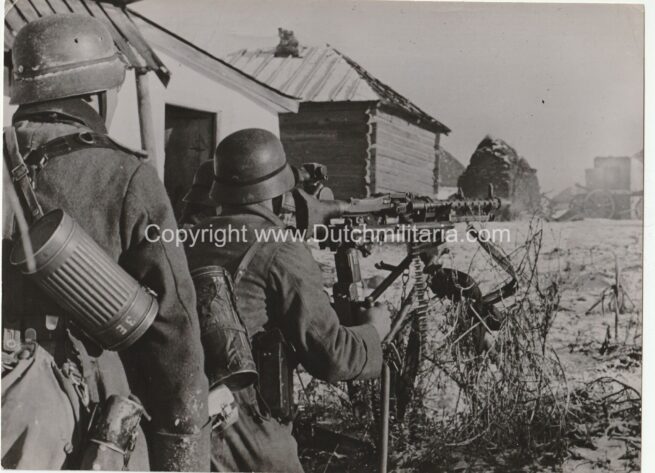 (Pressphoto) Deutsche Machinegewehre ziegeln eine Einbruchstelle der Sowjets ab (large size 22,5 x 16,5 cm)