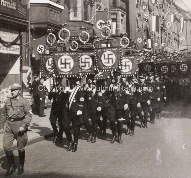 (Pressphoto) Marsch with Deutschland Erwache Standarten (24 x 18 cm) - large size