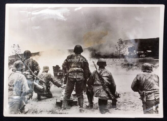 (Pressphoto) SS Ein Dorf mit Heckenschützebn wird in Brand geschossen (18,5 x 13 cm) (1941) - rare