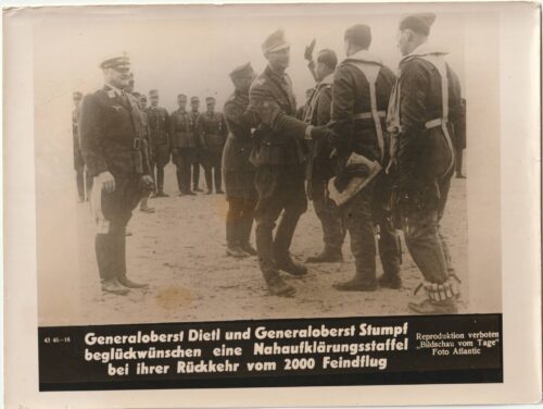 (Pressphoto) Generaloberst Dietl und Generaloberst Stumpf begrückwünschen eine Nahaufklärungsstaffel bei ihrer Rückkehr vom 2000 Feindflug (24x18 cm)