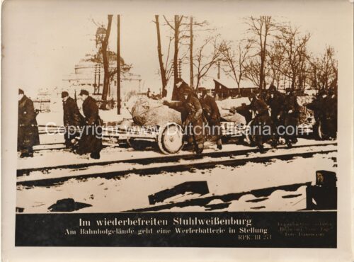 (Pressphoto) In wiederbefreiten Stuhlweissenburg. Am Bahnhofgelände geht eine Werferbatterie in Stellung (24x18CM)