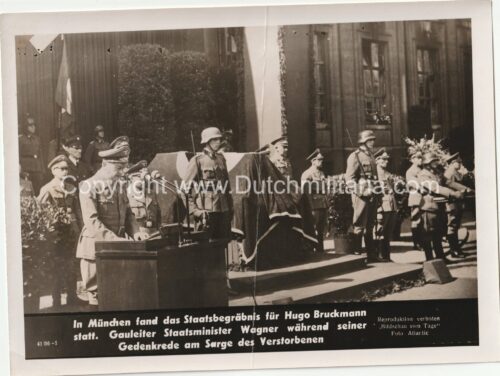 (Pressphoto) In München fand das Staatsbegräbnis für Hugo Bruckmann statt. Gauleiter Staatsminister Wagner während seiner Gedenkrede am Sarge des Verstorbenen (24x18CM)