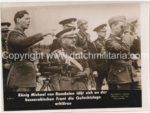 (Pressphoto) König Michael von Rumänien lässt sich an der bessarabischen Front die Gefrechtslage erklären (24x18cm)