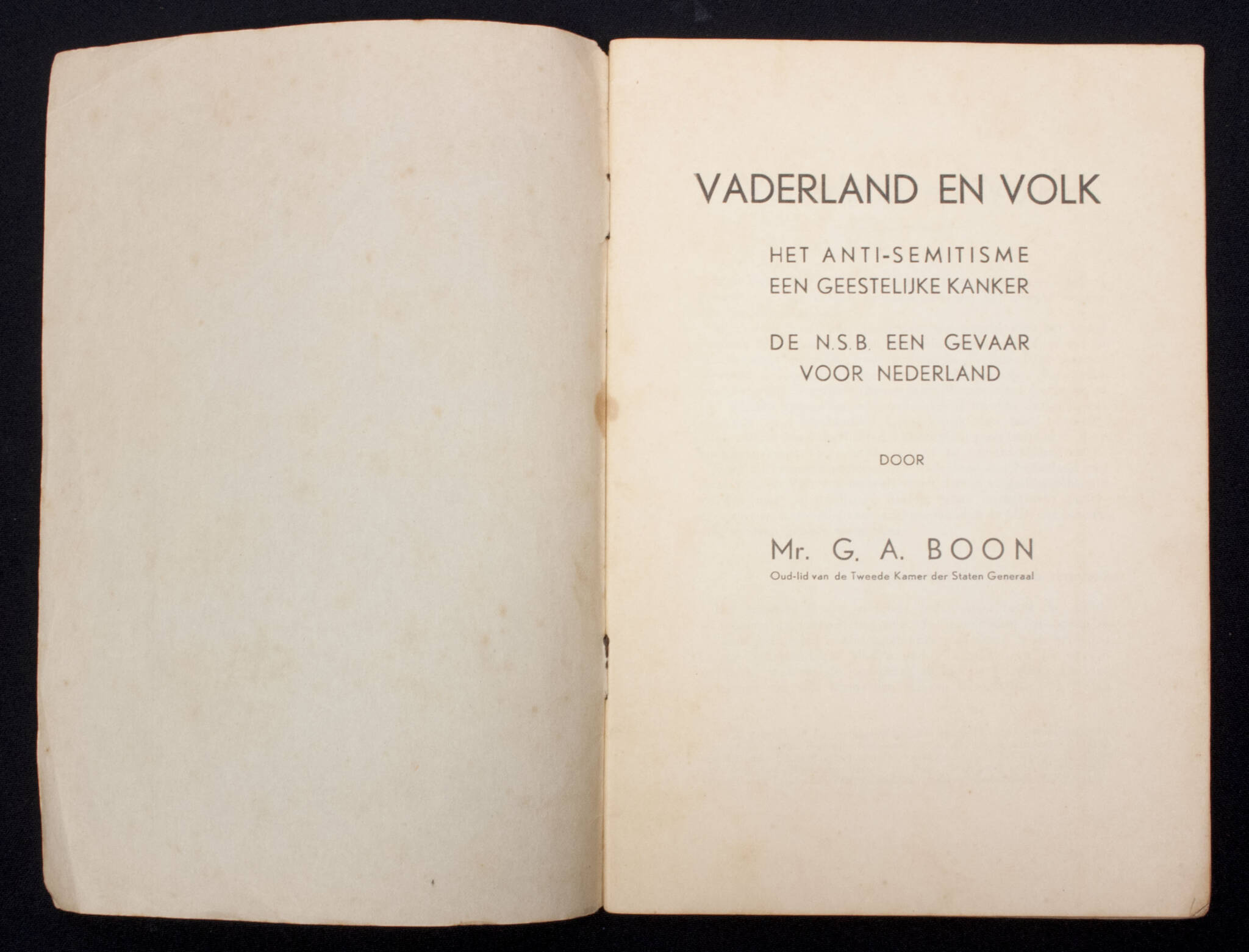 (Brochure) Vaderland en Volk. Het anti-semitisme een geestelijke kanker. De N.S.B. een gevaar voor Nederland (1939)