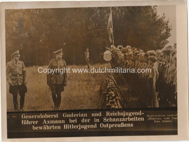 (Pressphoto) Generaloberst Guderian und Reichsjugendführer Axmann bei der in Schanzarbeiten bewärten Hitlerjugend Ostpreussens (24x18cm)