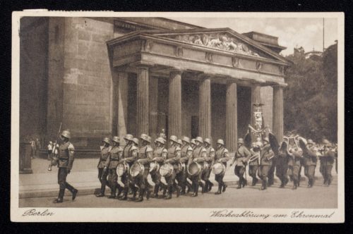 (Postcard) Berlin Wacheablösung am Ehrenmal