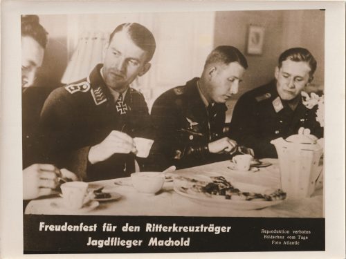 (Pressphoto) Freudenfest für den Rittekreuzträger Jagdflieger Machold (24x18cm)