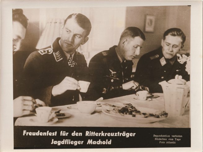 (Pressphoto) Freudenfest für den Rittekreuzträger Jagdflieger Machold (24x18cm)