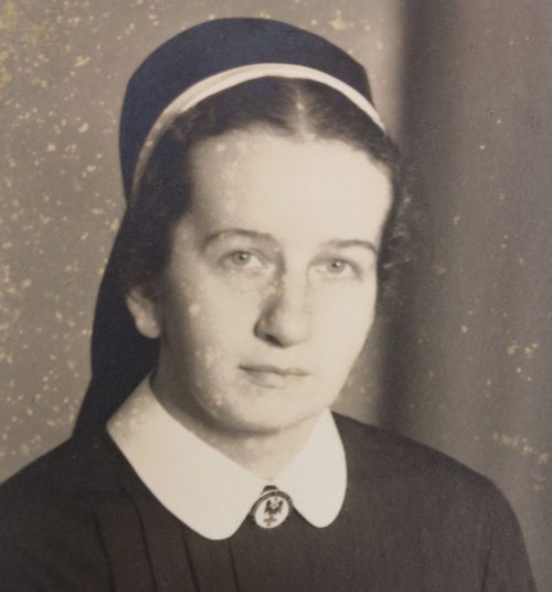 (Photo) DRK Schwesternschaft brochebrooch in wear