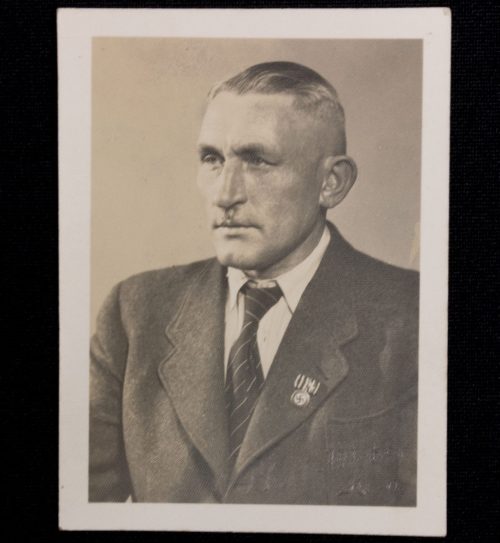 (Photo) NSDAP ParteiabzeichenPartybadge in wear