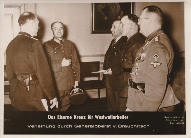 (Pressphoto) Das Eiserne Kreuz für Westwallarbeiter - Verleihung durch Generaloberst v. Brauchitsch