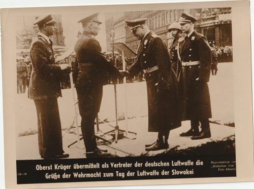 (Pressphoto) Oberst Krüger übermittelt als Vertreter der deutschen Luftwaffe die Grüsse der Wehrmacht zum tag der Luftwaffe der Slowakei
