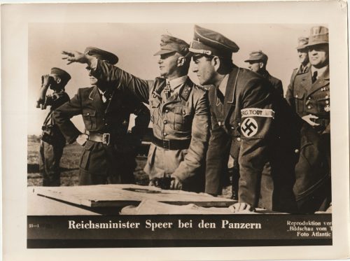 (Pressphoto) Reichsminister Speer bei den Panzern