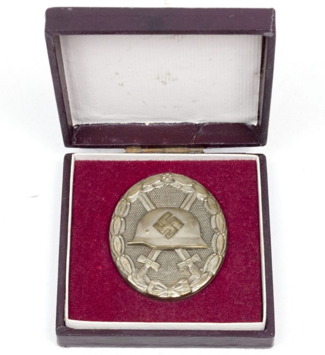 Cased Buntmetal woundbadge in silver by Hauptmünzamt Wien III.