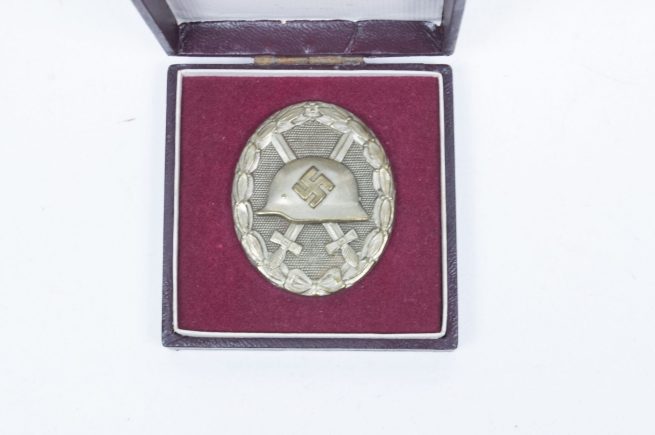 Cased Buntmetal woundbadge in silver by Hauptmünzamt Wien III.