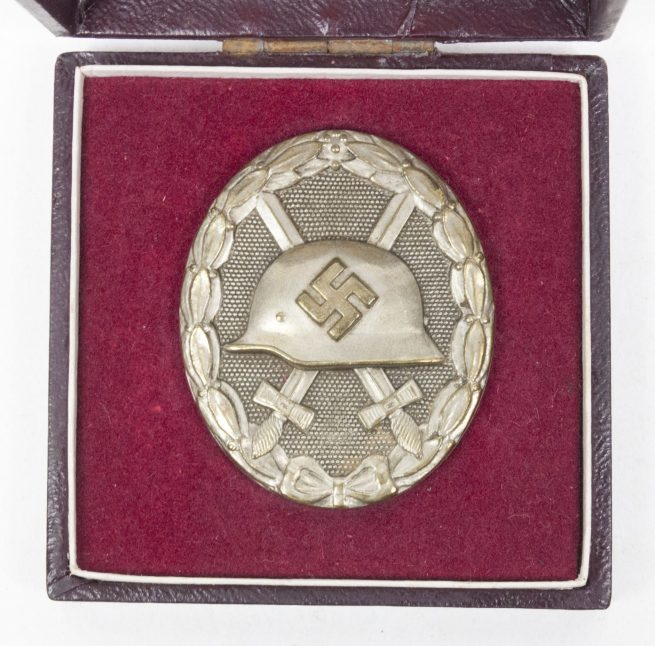 Cased Buntmetal woundbadge in silver by Hauptmünzamt Wien III.