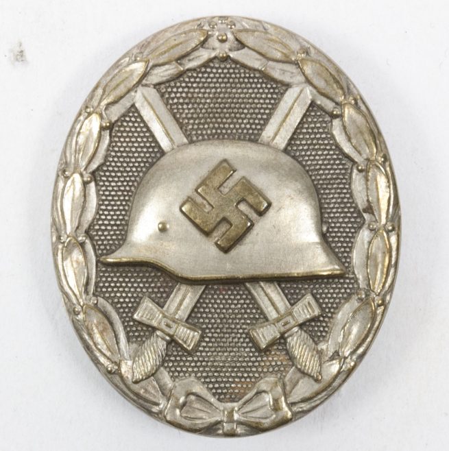 Cased Buntmetal woundbadge in silver by Hauptmünzamt Wien III.