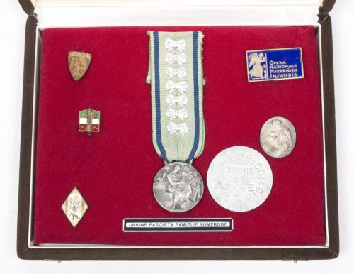 (Italy) WWII cased familie grouping Unione Fascista Famiglie Numerosa (Italian Motherscross)