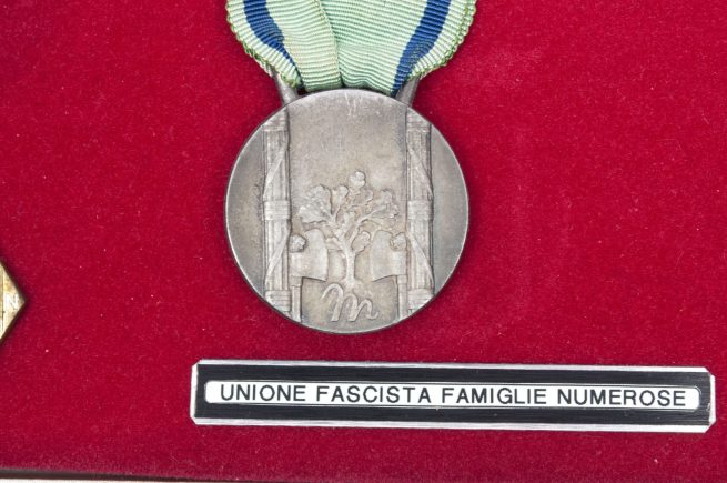 (Italy) WWII cased familie grouping Unione Fascista Famiglie Numerosa (Italian Motherscross)
