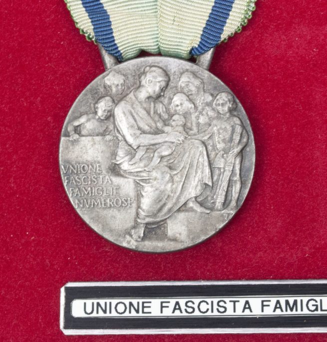 (Italy) WWII cased familie grouping Unione Fascista Famiglie Numerosa (Italian Motherscross)