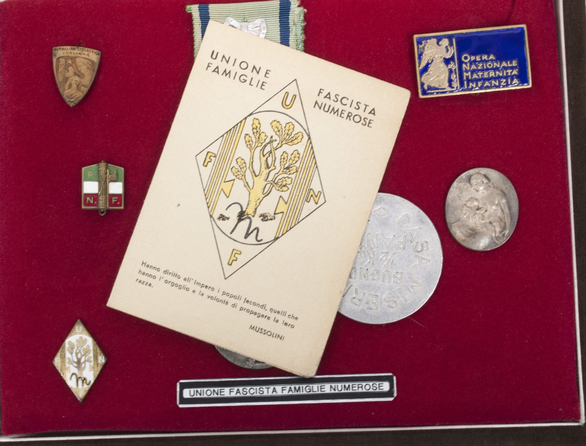 (Italy) WWII cased familie grouping Unione Fascista Famiglie Numerosa (Italian Motherscross)