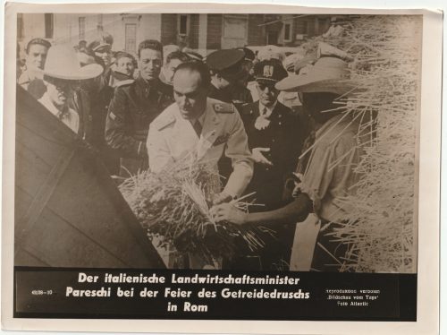 (Pressphoto) Der Italienische Landwirtschaftsminister Pareshi bei der Feier des Getreidedruschs in Rom (24x18cm)