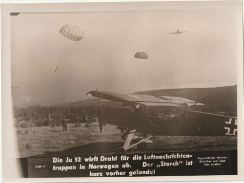 (Pressphoto) Die Ju 52 wirft Draht für die Luftnachrichtentruppen in Norwegen ab. Der Storch ist kurz vorher gelandet (24x18cm)