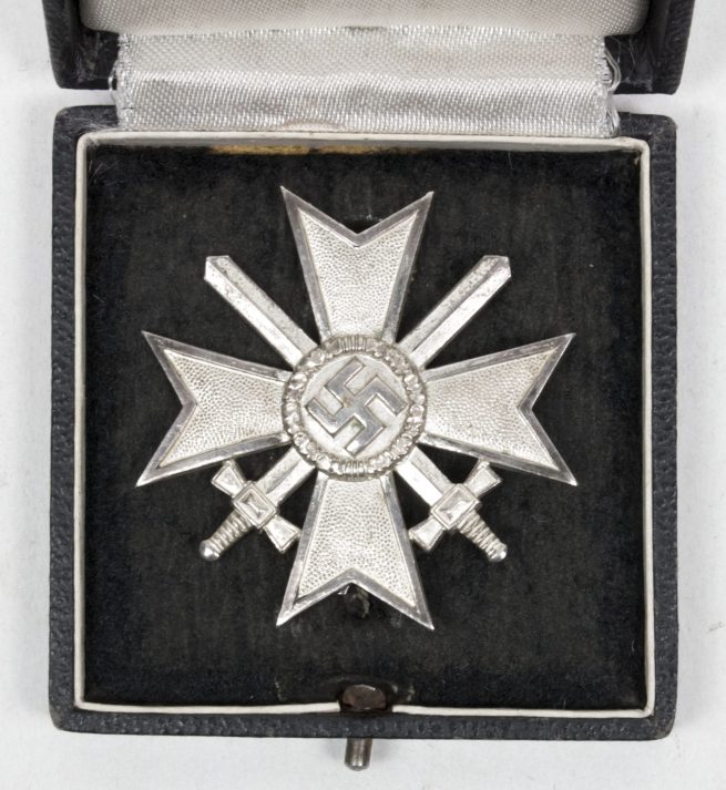 Kriegsverdienstkreuz 1e Klasse (KVK1) War Merit Cross first Class mm 43 Julius Bauer + case