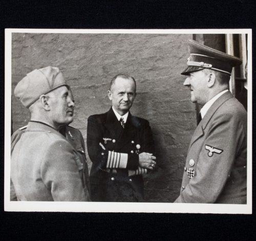 (Photo) Der Führer und der Duce nach dem missglückten Sprengstoffattentat (large size 18x13,5 cm)