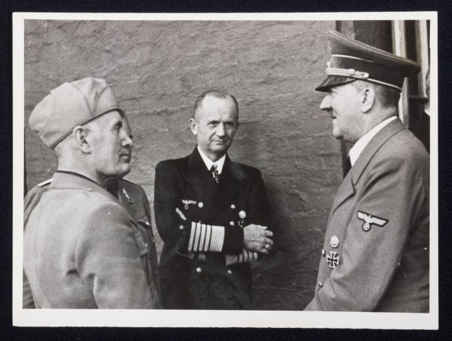 (Photo) Der Führer und der Duce nach dem missglückten Sprengstoffattentat (large size 18x13,5 cm)