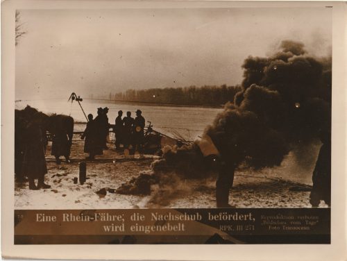 (Pressphoto) Eine Rhein-Fähre, die Nachschub befördert, wird eingenebelt (24x18cm)