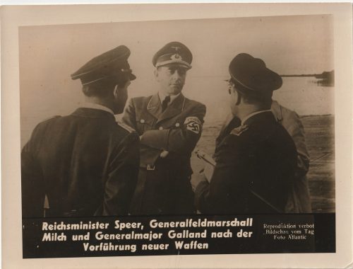 (Pressphoto) Reichminister Speer, Generalfeldmarschall Milch und GFeneralmajor Galland nach der Vorführung neuer Waffen (24x18cm)