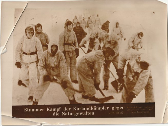 (Pressphoto) Stummer Kmpf der Kurlandkämpfer gegen die Naturgewalten (24x18cm)