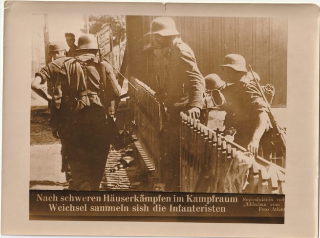 (Pressphoto) nach schweren Häuserkämpfen im Kampfraum Weichsel sammlen sish die Infanteristen (24x18cm)
