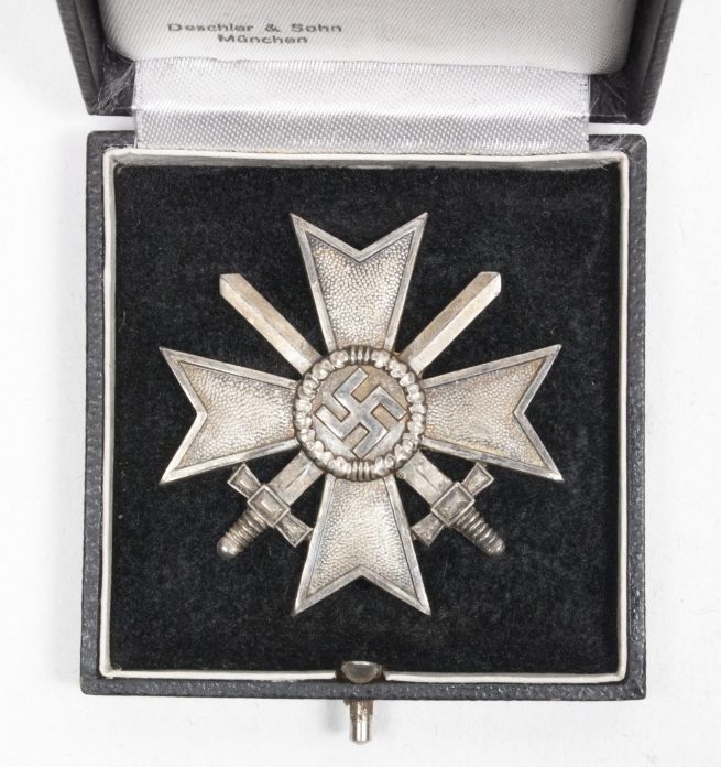 Kriegsverdienst Kreuz Erste Klasse (KVK1) War Merit Cross First Class + case + Umkarton MM 1 Deschler