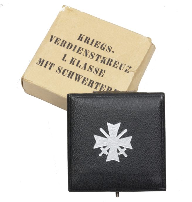 Kriegsverdienst Kreuz Erste Klasse (KVK1) War Merit Cross First Class + case + Umkarton MM 1 Deschler