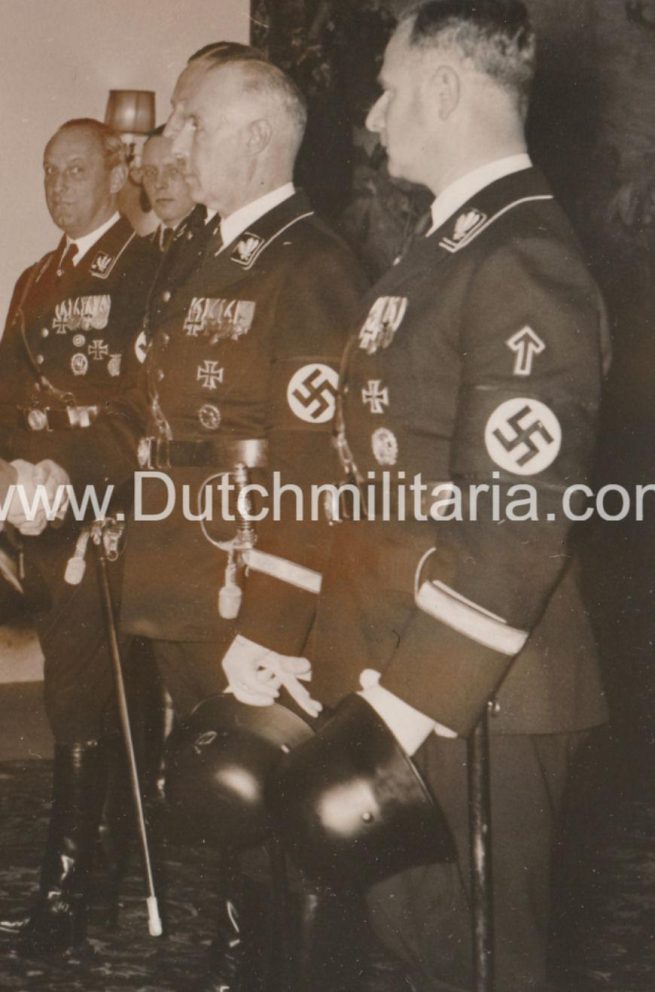 (Pressphoto) Reichsführer SS Himmler und das Führerkorps der SS beim Führer (18x13cm) - Original Hoffmann photo.