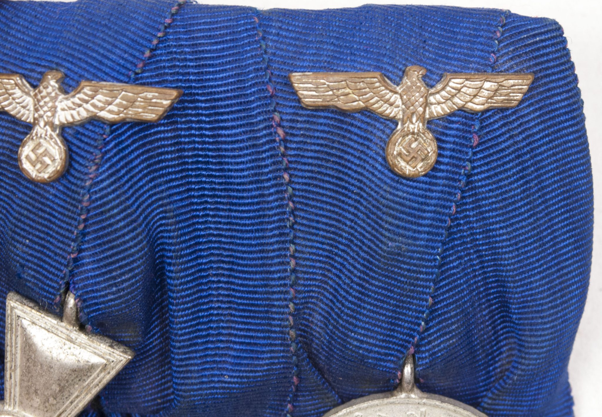 Wehrmacht (Heer) medalbar with 18 + 4 year long service medals