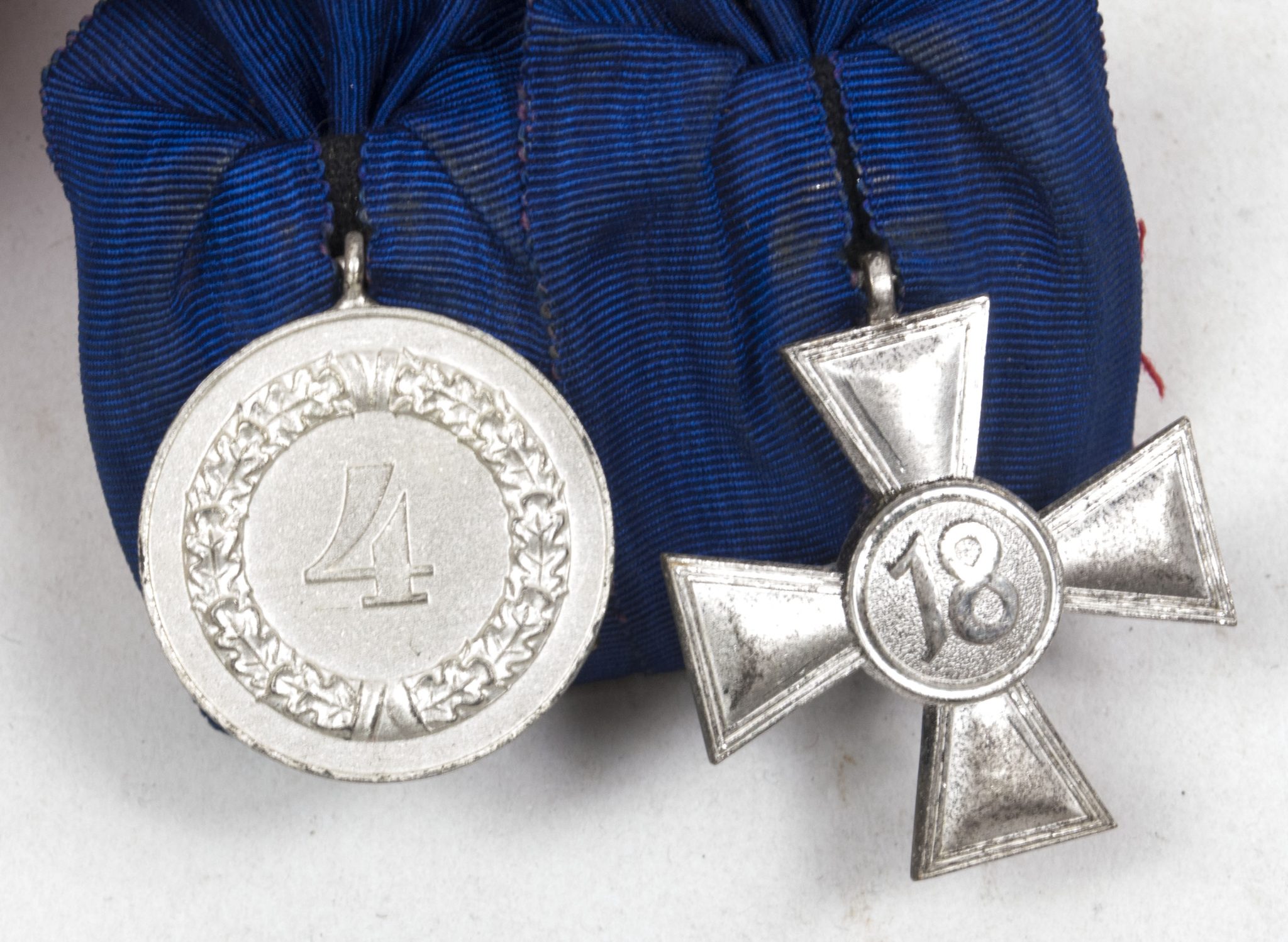 Wehrmacht (Heer) medalbar with 18 + 4 year long service medals