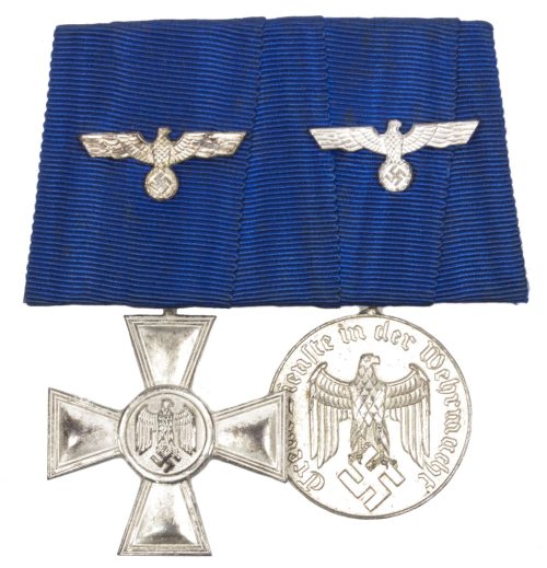 Wehrmacht (Heer) medalbar with 18 + 4 year long service medals