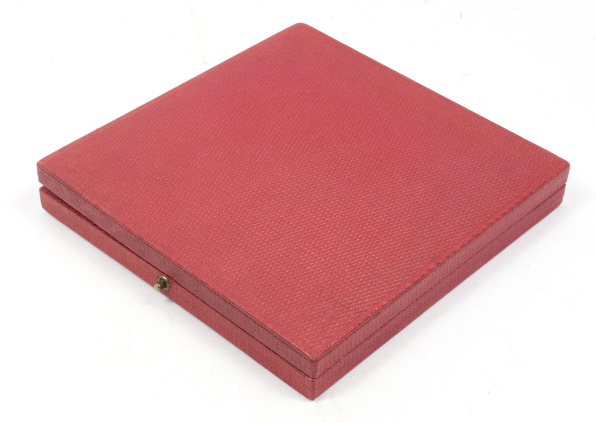 3. Reich, gusseiserne Medaille 1937 Auf die 700-Jahr-Feier von Berlin, geschaffen von dem Bildhauer Max Esser, so auch am unteren Rand der Rückseite signiert M. Esser, D ca. 12,5 cm, im dazugehörigen Etui sowie Foto-Postkarte mit Aufdruck Den Mitwirkenden an der 700-Jahr-Feier der Reichshauptstadt Berlin - August 1937, guter Zustand, teilweise mit Altersspuren, Drücker am Etui defekt