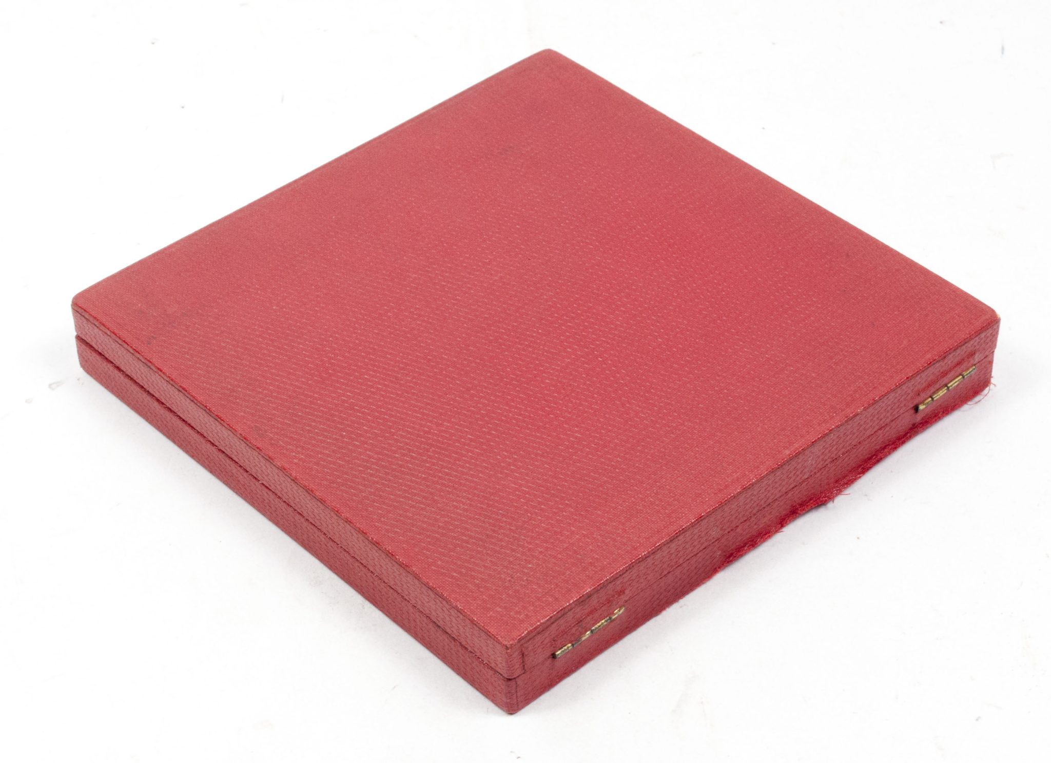 3. Reich, gusseiserne Medaille 1937 Auf die 700-Jahr-Feier von Berlin, geschaffen von dem Bildhauer Max Esser, so auch am unteren Rand der Rückseite signiert M. Esser, D ca. 12,5 cm, im dazugehörigen Etui sowie Foto-Postkarte mit Aufdruck Den Mitwirkenden an der 700-Jahr-Feier der Reichshauptstadt Berlin - August 1937, guter Zustand, teilweise mit Altersspuren, Drücker am Etui defekt