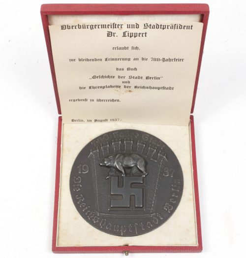 3. Reich, gusseiserne Medaille 1937 Auf die 700-Jahr-Feier von Berlin, geschaffen von dem Bildhauer Max Esser, so auch am unteren Rand der Rückseite signiert M. Esser, D ca. 12,5 cm, im dazugehörigen Etui sowie Foto-Postkarte mit Aufdruck Den Mitwirkenden an der 700-Jahr-Feier der Reichshauptstadt Berlin - August 1937, guter Zustand, teilweise mit Altersspuren, Drücker am Etui defekt