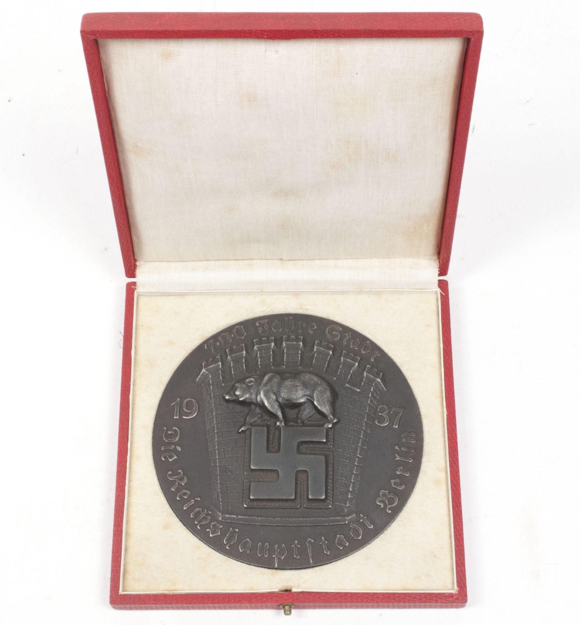 3. Reich, gusseiserne Medaille 1937 Auf die 700-Jahr-Feier von Berlin, geschaffen von dem Bildhauer Max Esser, so auch am unteren Rand der Rückseite signiert M. Esser, D ca. 12,5 cm, im dazugehörigen Etui sowie Foto-Postkarte mit Aufdruck Den Mitwirkenden an der 700-Jahr-Feier der Reichshauptstadt Berlin - August 1937, guter Zustand, teilweise mit Altersspuren, Drücker am Etui defekt