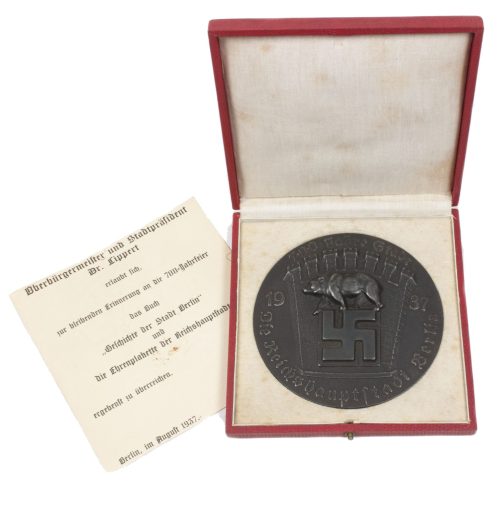 3. Reich, gusseiserne Medaille 1937 Auf die 700-Jahr-Feier von Berlin, geschaffen von dem Bildhauer Max Esser, so auch am unteren Rand der Rückseite signiert M. Esser, D ca. 12,5 cm, im dazugehörigen Etui sowie Foto-Postkarte mit Aufdruck Den Mitwirkenden an der 700-Jahr-Feier der Reichshauptstadt Berlin - August 1937, guter Zustand, teilweise mit Altersspuren, Drücker am Etui defekt