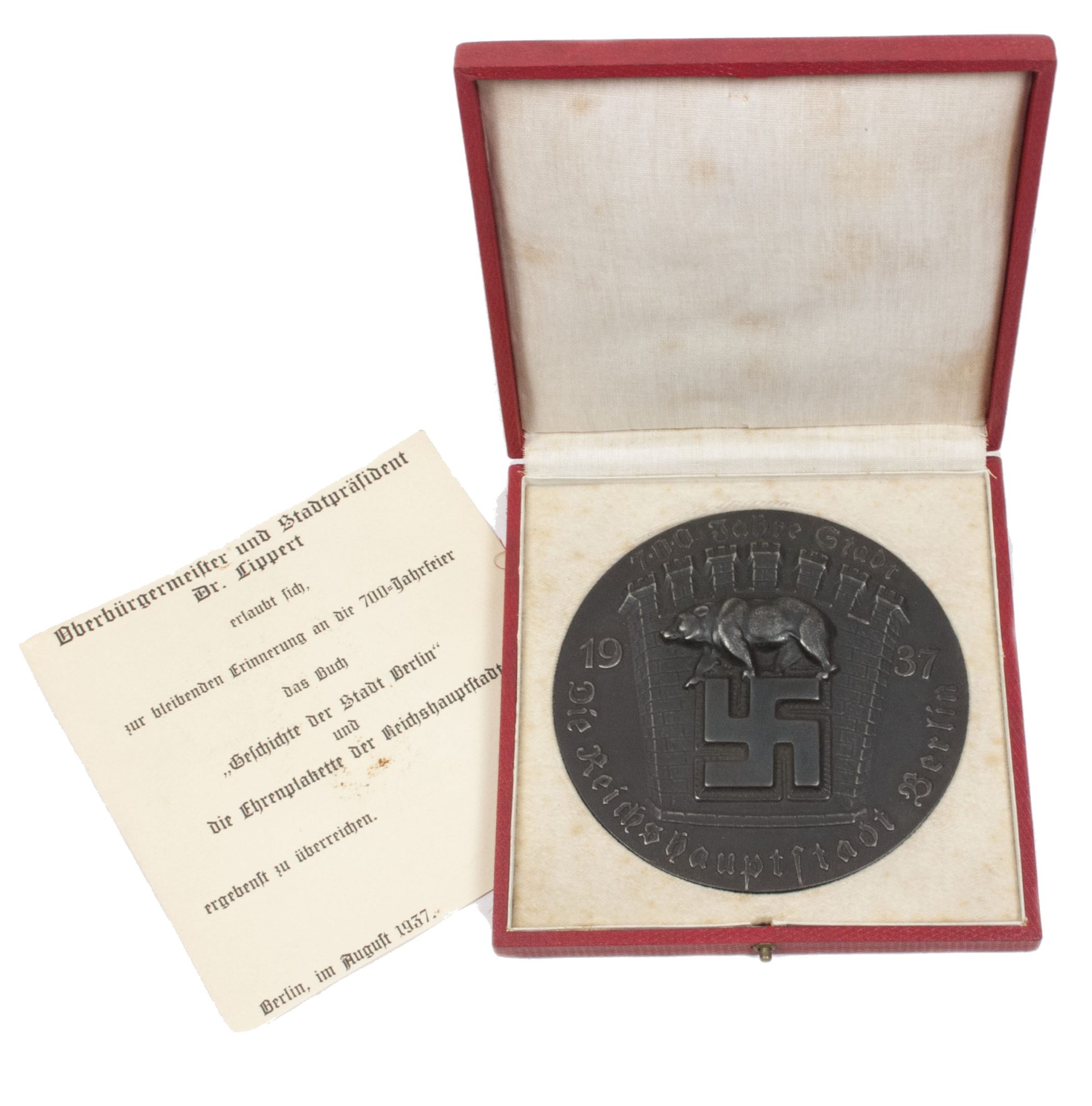 3. Reich, gusseiserne Medaille 1937 Auf die 700-Jahr-Feier von Berlin, geschaffen von dem Bildhauer Max Esser, so auch am unteren Rand der Rückseite signiert M. Esser, D ca. 12,5 cm, im dazugehörigen Etui sowie Foto-Postkarte mit Aufdruck Den Mitwirkenden an der 700-Jahr-Feier der Reichshauptstadt Berlin - August 1937, guter Zustand, teilweise mit Altersspuren, Drücker am Etui defekt