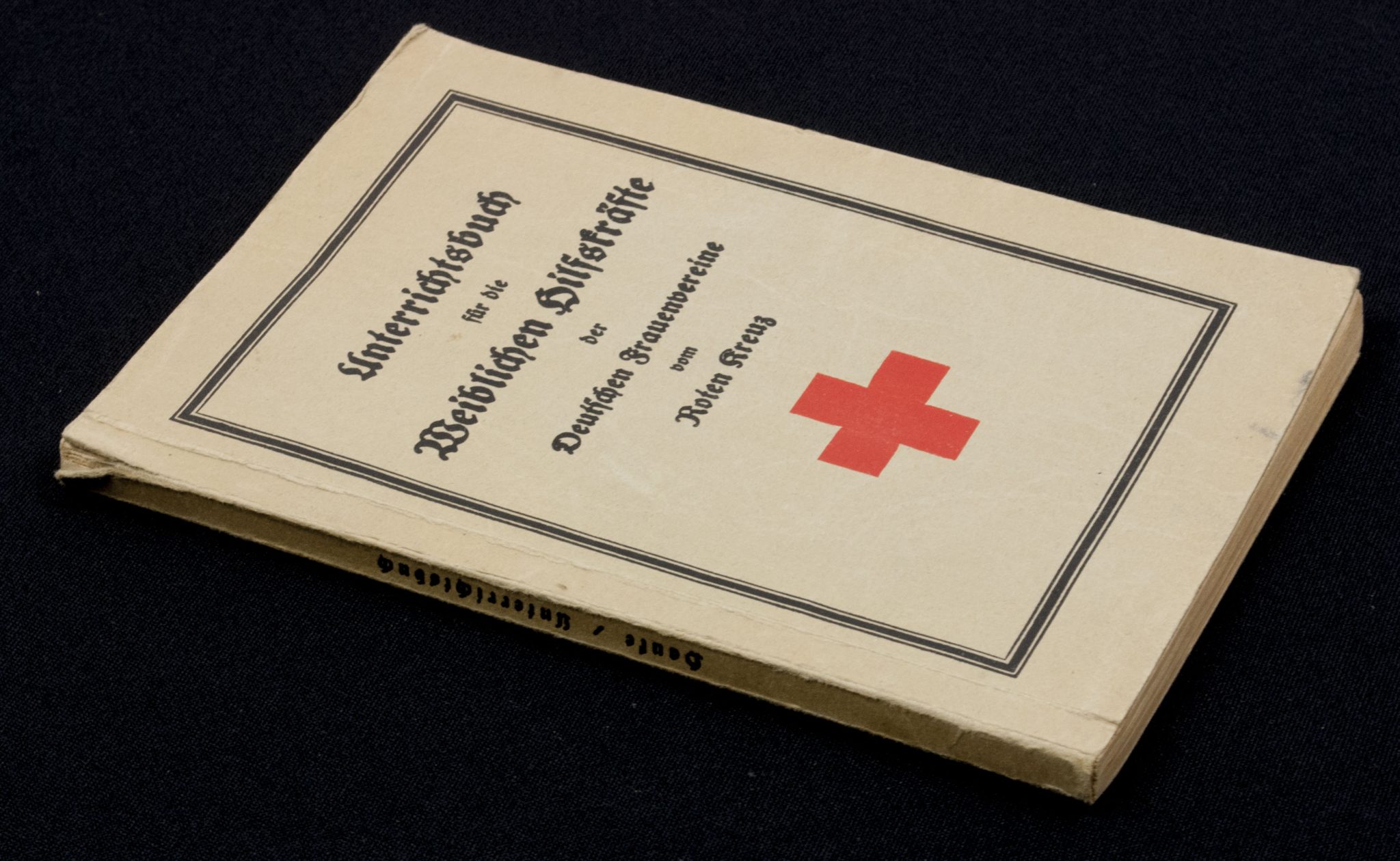 (Book) Unterrichtsbuch für die Weiblichen Hilfskräfte der Deutschen Frauenvereine vom Roten Kreuz (1937)